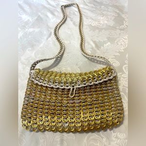 Crossbody bag crocheted with soda tabs. Gold color, for a fun occasion